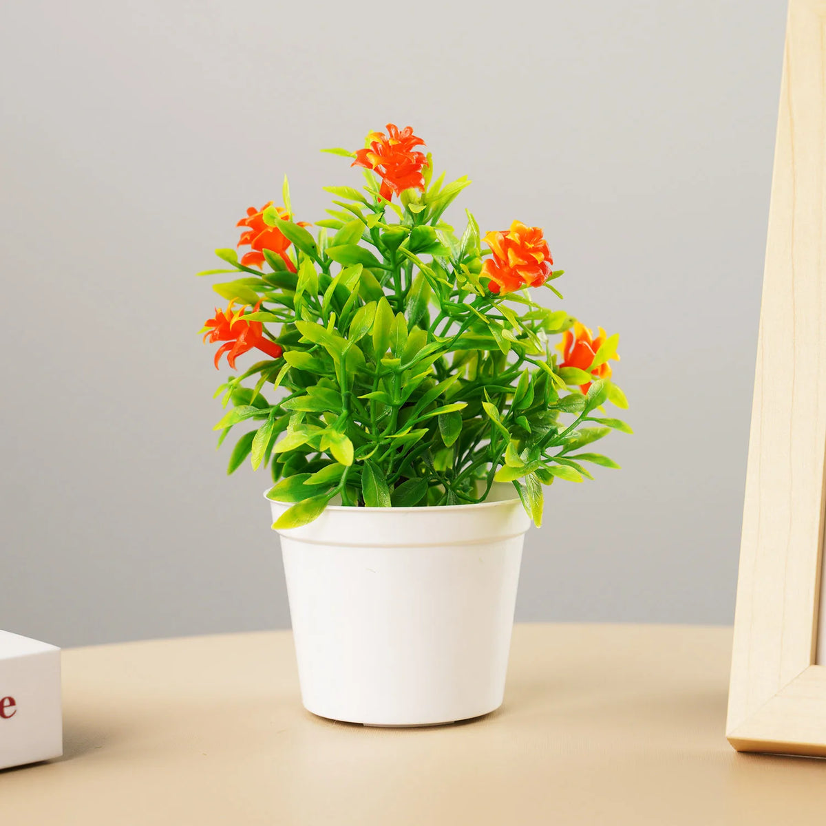 plante artificielle bonsaï pot blanc feuilles vertes fleurs rouges violettes décoration intérieure extérieure moderne