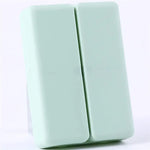 boîte pilules hebdomadaire compartiments couleurs pastel croix blanche moderne pratique