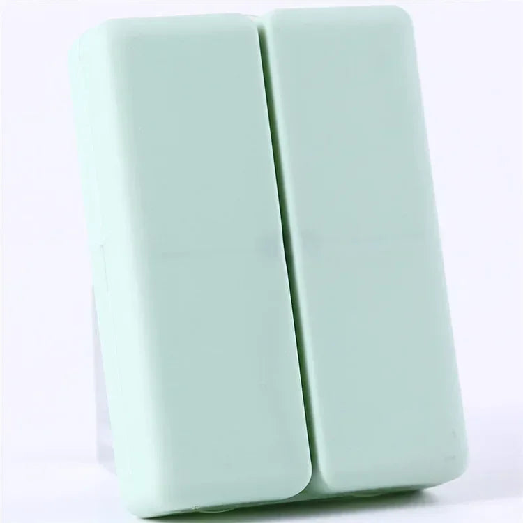 boîte pilules hebdomadaire compartiments couleurs pastel croix blanche moderne pratique
