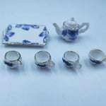 service thé miniature blanc bleu fleurs classique théière crème sucrier tasses assiettes