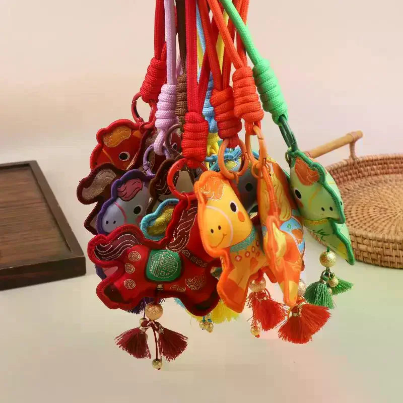 porte clés chevaux stylisés brodés rouge vert marron bleu clochette pompon traditionnel artisanal anneaux