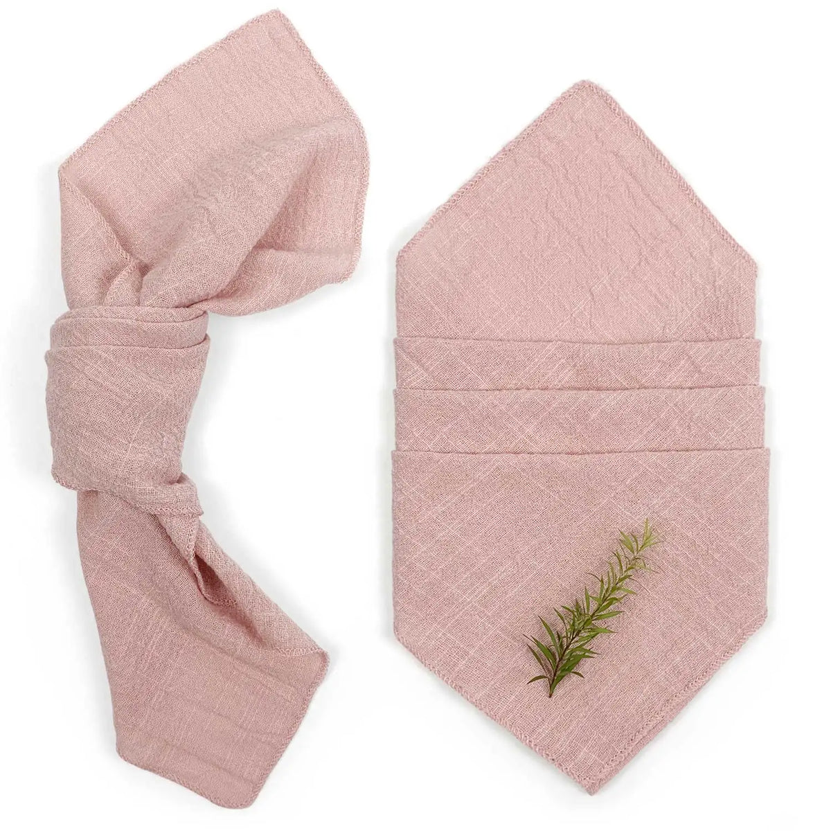 Deux serviettes roses en lin orné d'une branche de romarin.