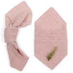 Deux serviettes roses en lin orné d'une branche de romarin.