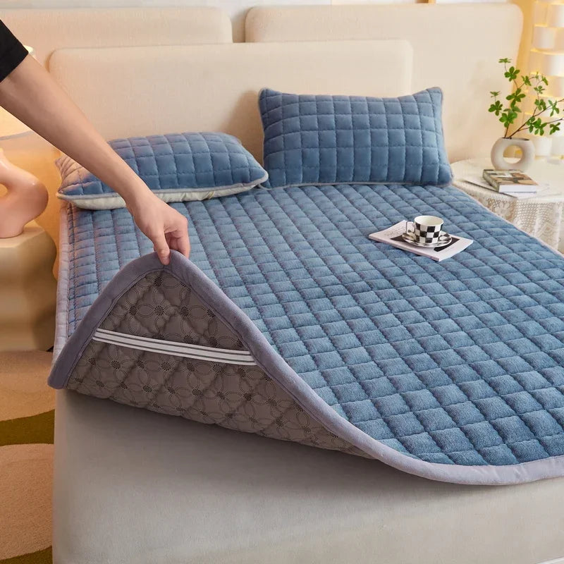 surmatelas matelassé coton polyester bleu gris moderne lit oreillers décoratifs fixations automne hiver