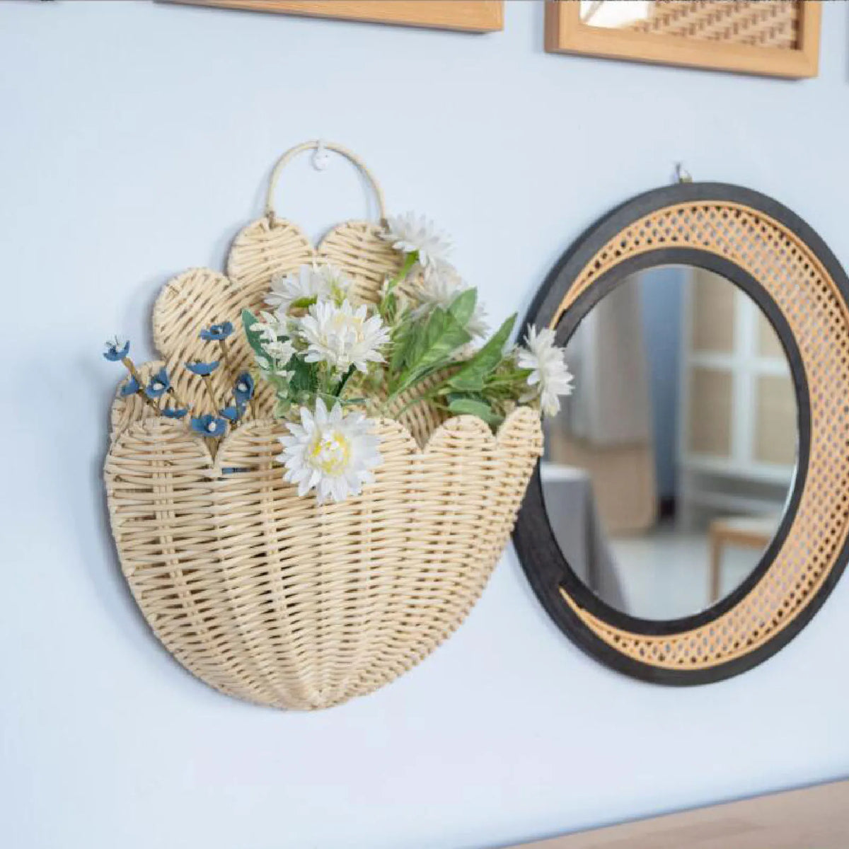 panier mural tressé imitation rattan anneaux métalliques rangement moderne rustique fleurs artificielles decoration