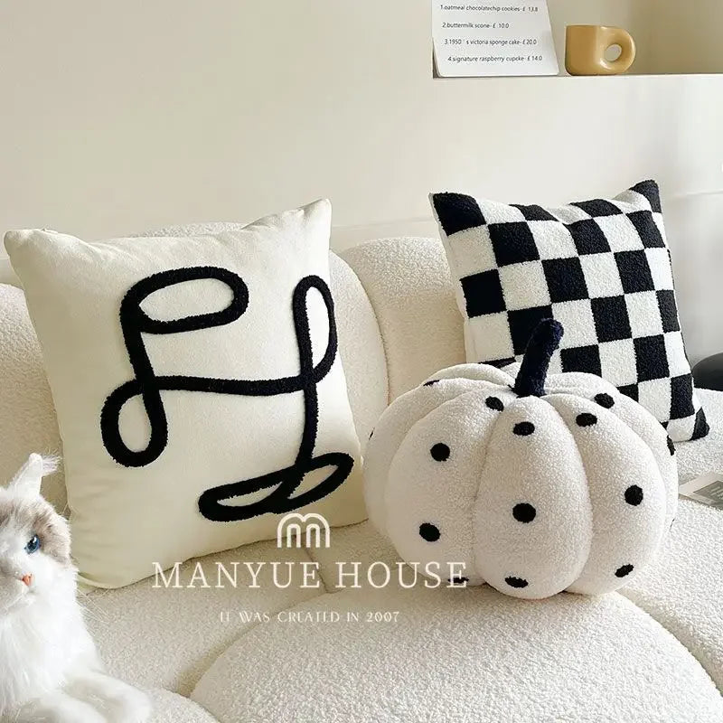 coussin moderne carré brodé motif géométrique noir blanc amovible lavable mousse mémoire forme 45x45cm