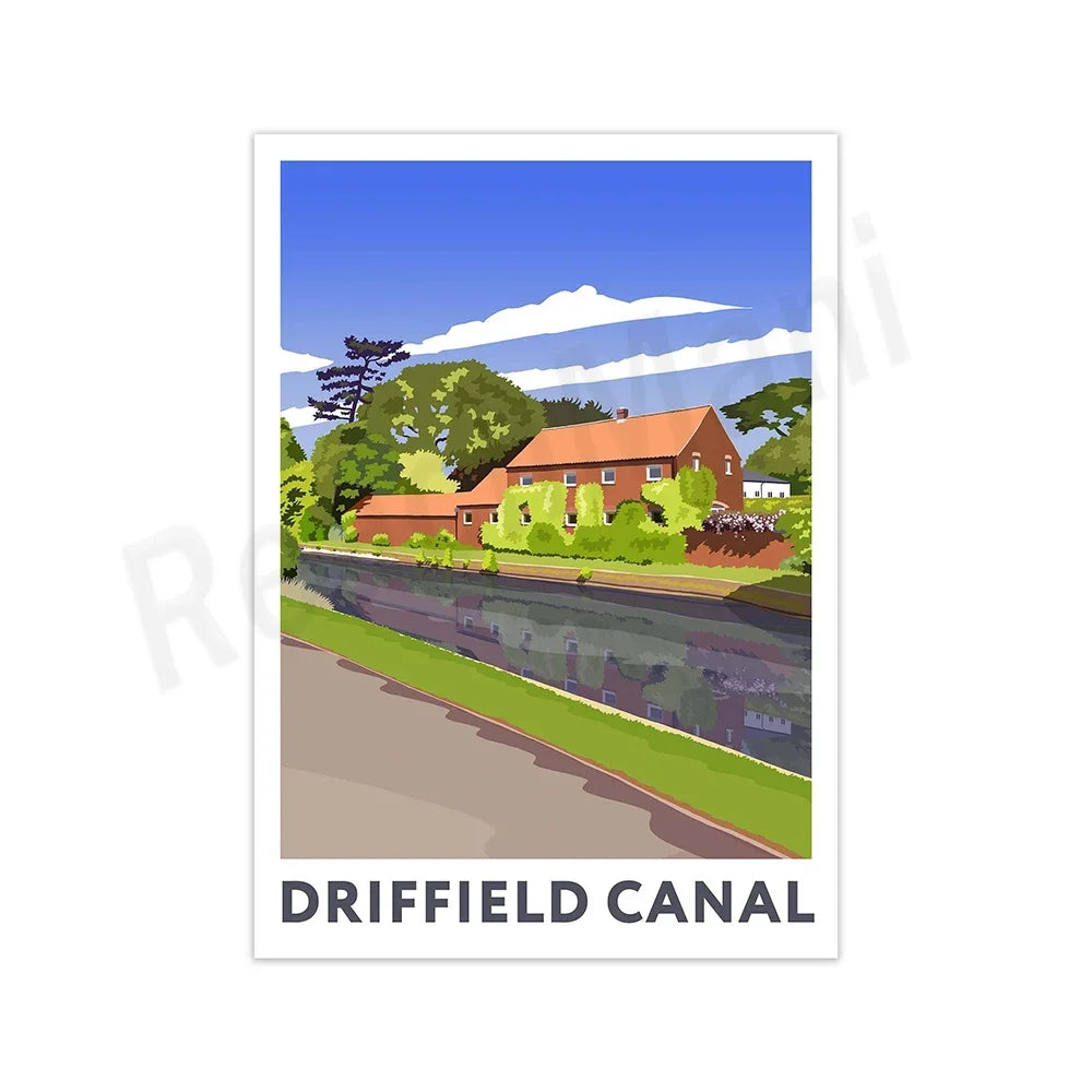 Une maison de campagne entourée d'arbres et traversée par un canal pittoresque au milieu d'un paysage bucolique.