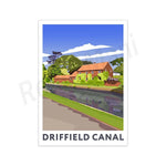 Une maison de campagne entourée d'arbres et traversée par un canal pittoresque au milieu d'un paysage bucolique.