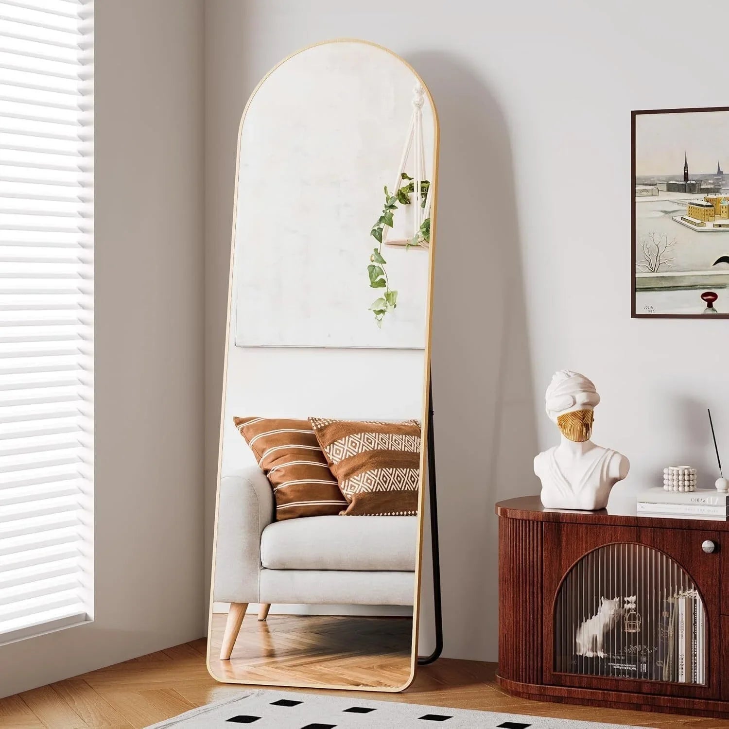 Miroir sur pied incliné contre le mur