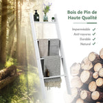 Étagère échelle blanche utilisée comme rangement décoratif dans un salon