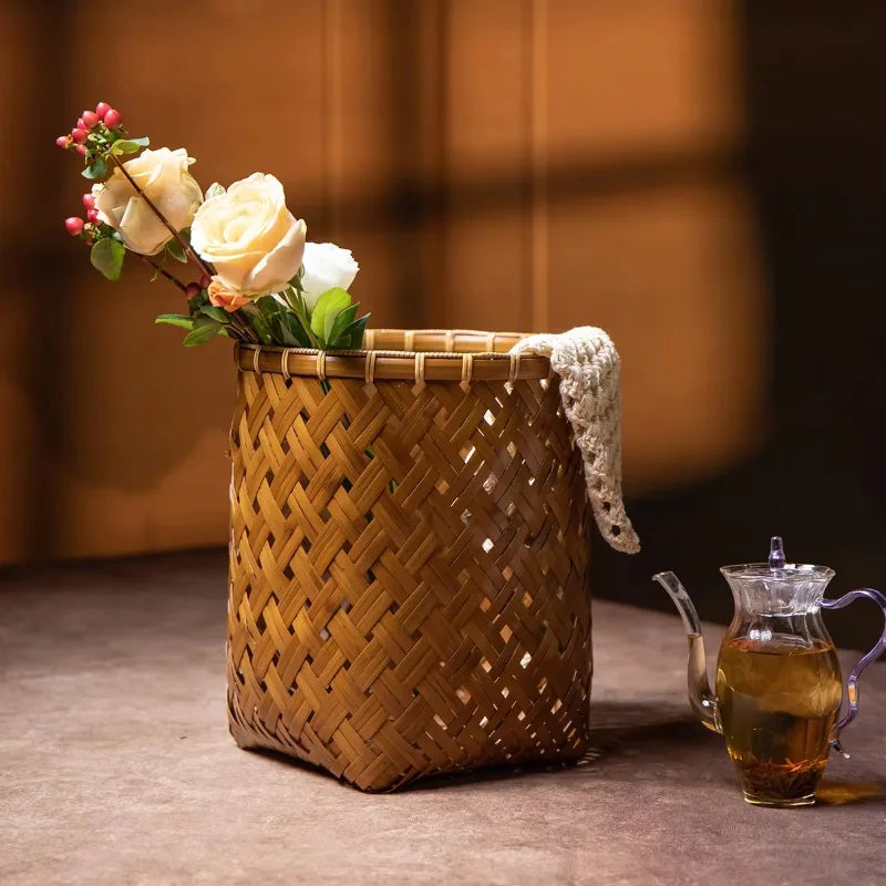 panier tressé marron clair rangement maison fleurs décor objets divers théière tasse papier rouleaux