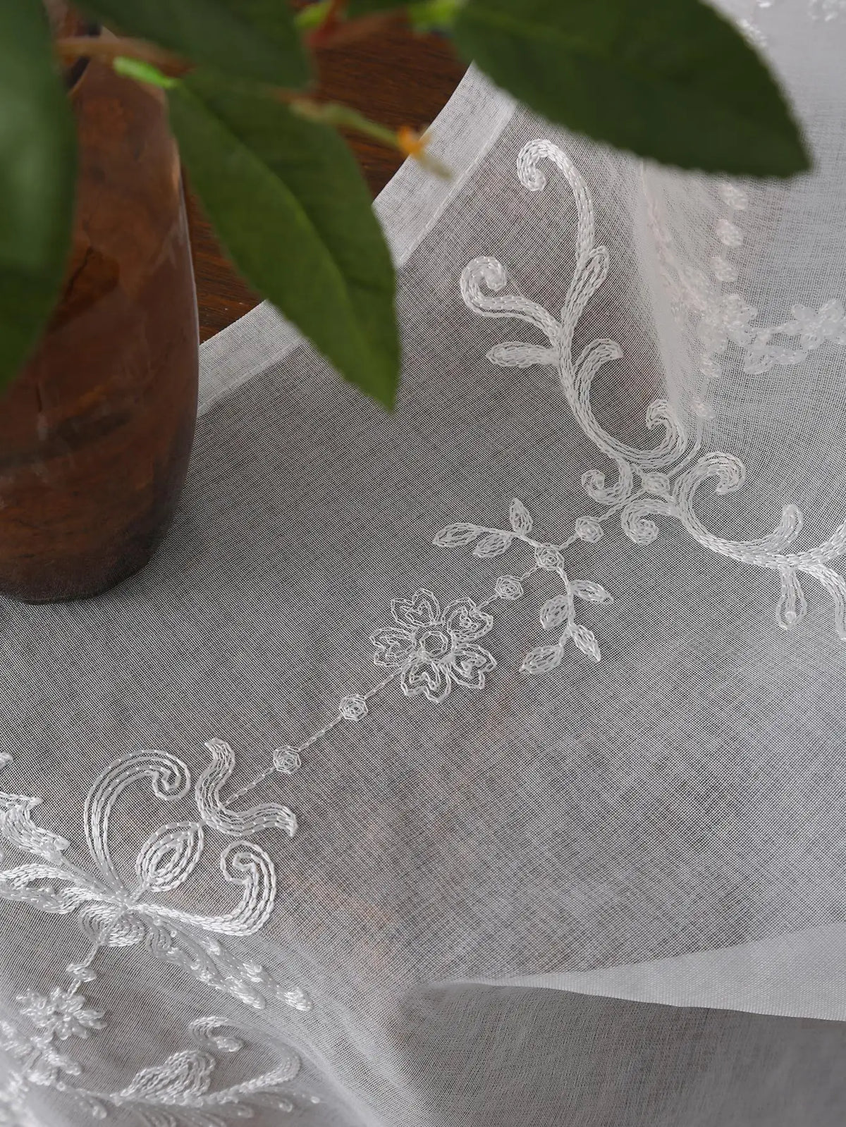 rideaux blancs motifs floraux brodés translucides élégant texture douce