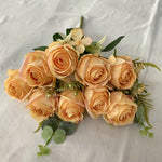 décoration maison bouquet roses artificielles couleurs variées feuilles vertes élégantes anniversaire événement