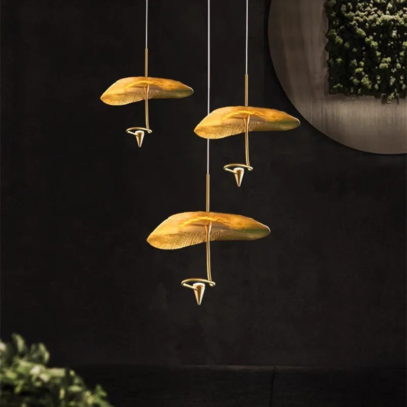 Suspension lumineuse moderne or texture feuille d'or câbles fins lumière chaude salon chambrehôtel
