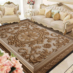 Une magnifique table basse en bois sculpté, ornée de motifs floraux élaborés, qui complète parfaitement le style classique et élégant du salon.