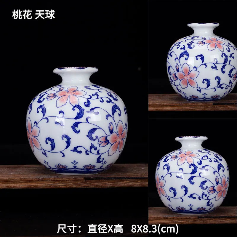Vases en porcelaine blanche et bleue ornés de motifs floraux délicats, exposés sur des étagères en bois.