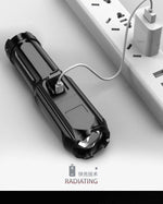 lampe torche noire rechargeable 250 lumens zoom moderne camping 100 200mètres certifiée usb