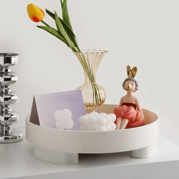 plateau rond blanc vases figurines fleurs séchées boule anneau moderneintérieur