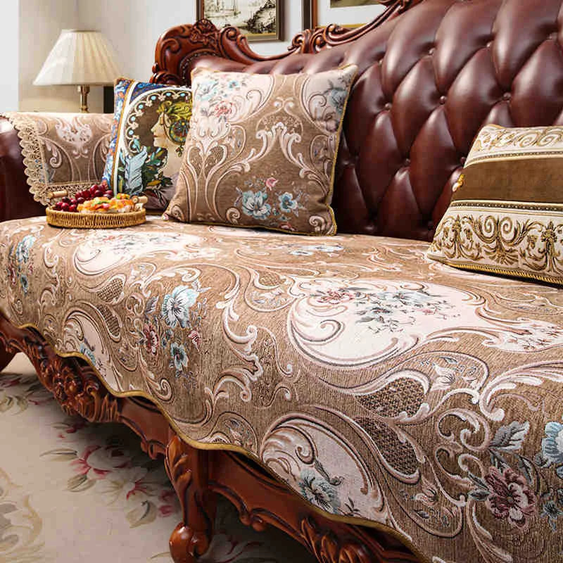 Couvre-lit baroque en brocart décoré de motifs floraux élaborés, avec des coussins assortis, reposant sur un grand lit en bois sculpté dans un style traditionnel.