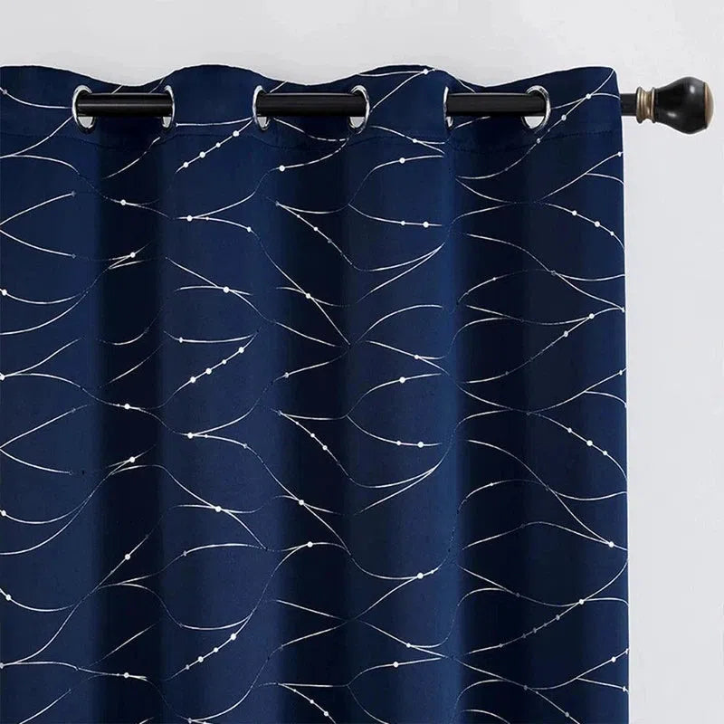 Rideau bleu marine à motifs ondulés blancs, idéal pour ajouter une touche moderne et élégante à votre intérieur. Parfait pour le salon ou la chambre, ce rideau offre un style contemporain tout en filtrant la lumière. Accessoire de décoration pratique et esthétique pour personnaliser votre espace de vie.