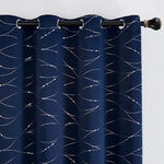 Rideau bleu marine à motifs ondulés blancs, idéal pour ajouter une touche moderne et élégante à votre intérieur. Parfait pour le salon ou la chambre, ce rideau offre un style contemporain tout en filtrant la lumière. Accessoire de décoration pratique et esthétique pour personnaliser votre espace de vie.
