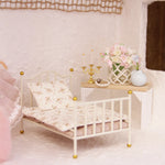 lit miniature fer couverture motifs floraux tapis figurine poupée armoire table valise coussins