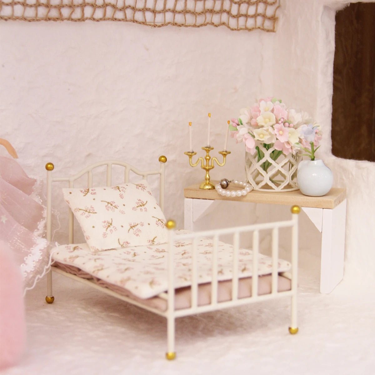 lit miniature fer couverture motifs floraux tapis figurine poupée armoire table valise coussins