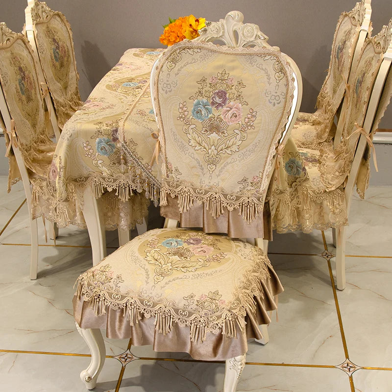 Housse de chaise personnalisable sur une chaise de salle à manger