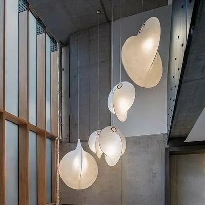 Suspension LED irrégulière en soie suspendue au plafond d'une salle à manger