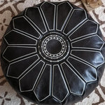 Pouf marocain blanc utilisé comme coussin de méditation dans un salon