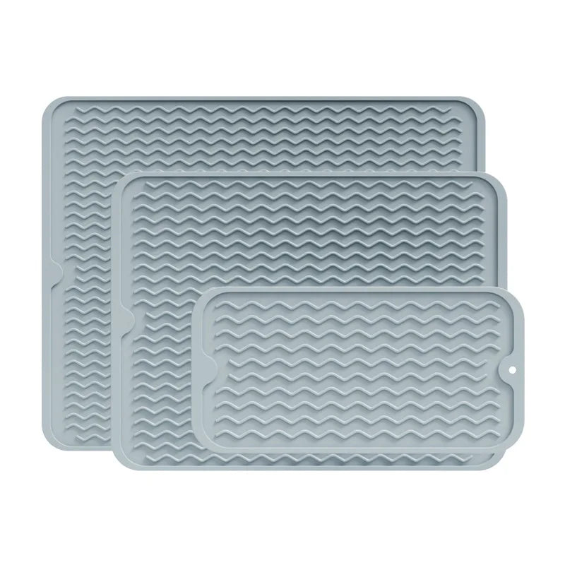 tapis drainage silicone gris rayures moderne vaisselle assiettes couverts poêle cuillères légumes