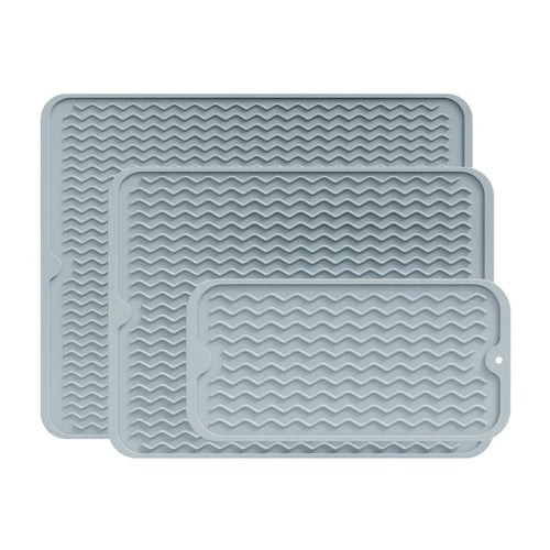 tapis drainage silicone gris rayures moderne vaisselle assiettes couverts poêle cuillères légumes