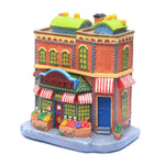 Maison de Noël sur étagère avec autres décorations