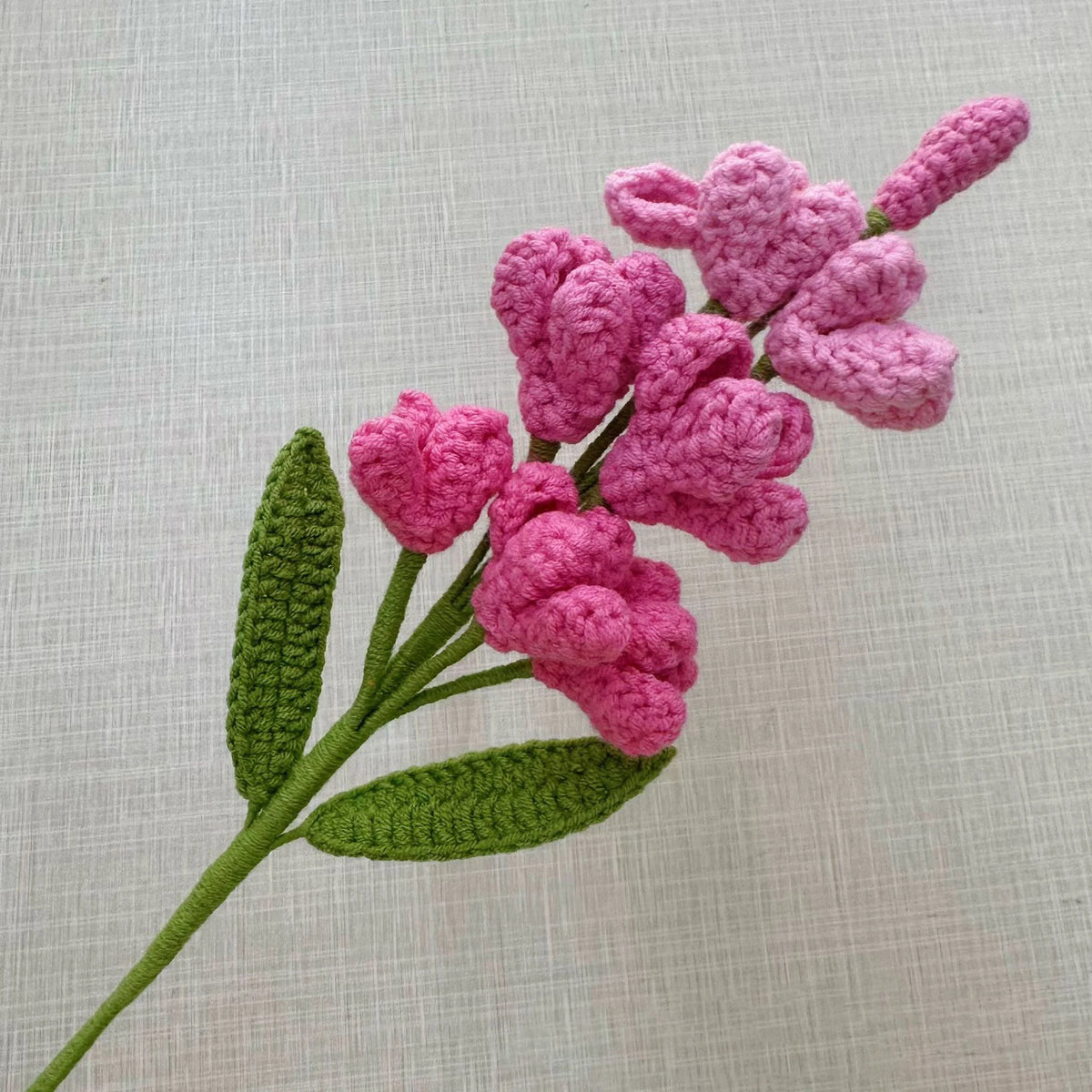 décoration intérieure multicolore fleurs tricotées artisanale jaune vert rose blanc violet tricot