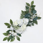 arche decorative mariage fleurs roses blanches feuilles vertes tissu transparent bouquets romantique champetre