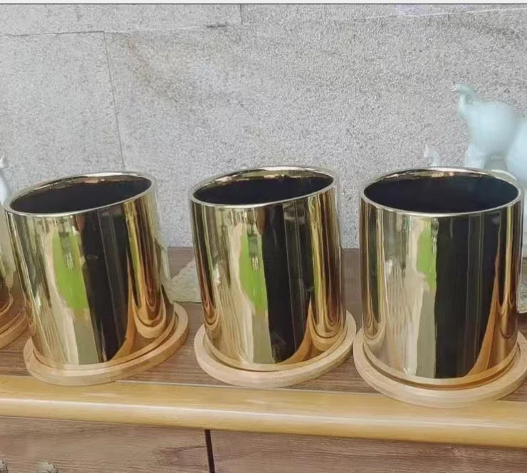 cache pot céramique finition or moderne plante verte décoration intérieure brillance lisse minimaliste maison