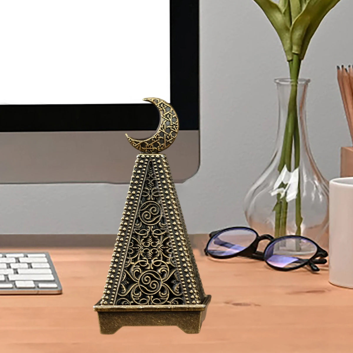 diffuseur encens pyramide forme ornementale dorée motifs floraux géométriques vintage oriental salon