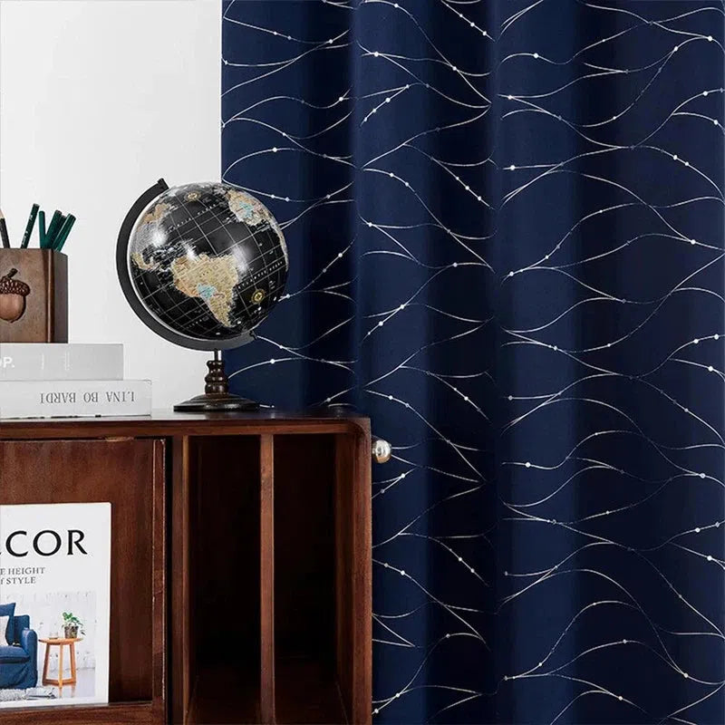 Rideau élégant bleu avec motifs ondulés pour une décoration moderne. Idéal pour ajouter du style à votre salon ou bureau. Crée une atmosphère contemporaine et raffinée. Transformez votre espace avec ce rideau au design unique. Parfait pour un intérieur chic et tendance.