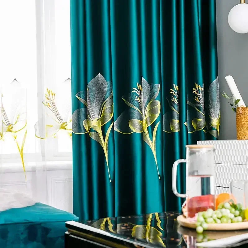 Rideau élégant de couleur bleu-vert avec motif floral sophistiqué, idéal pour ajouter une touche de charme décoratif à votre intérieur. Le design floral apporte une ambiance naturelle et apaisante à votre pièce, parfait pour le salon ou la chambre. Créez un espace accueillant avec cet accessoire décoratif tendance.