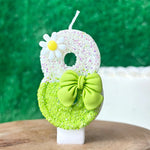 bougies anniversaire fleurs blanches jaunes ruban vert décor enfant paillettes multicolores festives gâteau