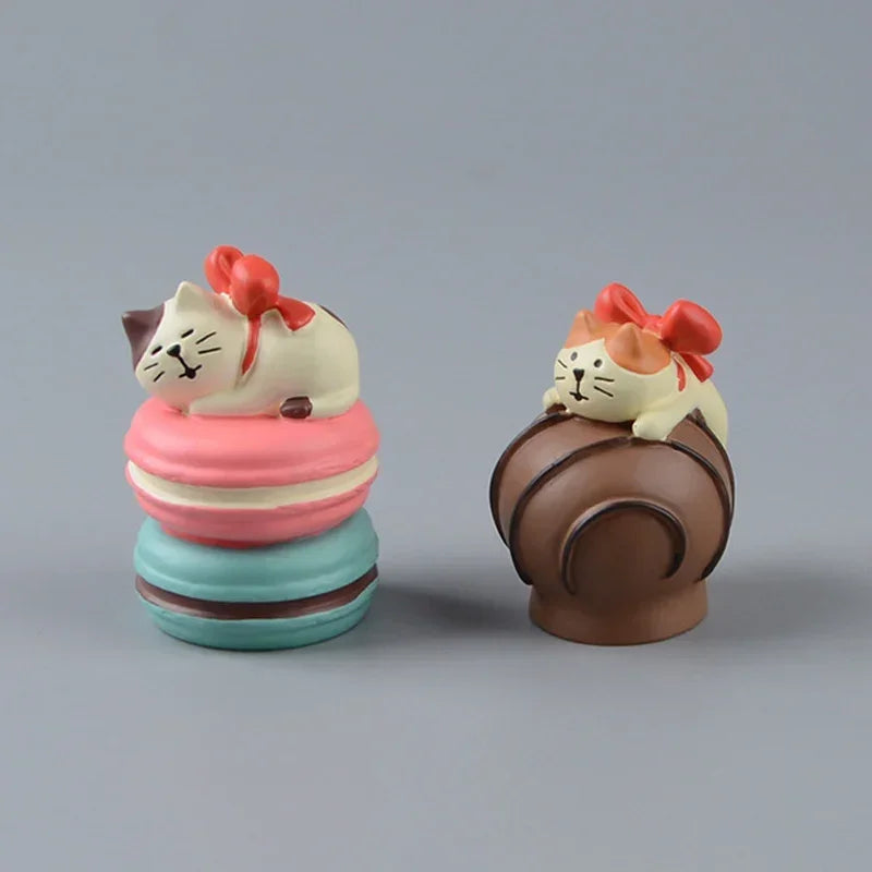 figurines chats cartoon résine blanc orange rose vert brun taches noeuds décoration maison poupées