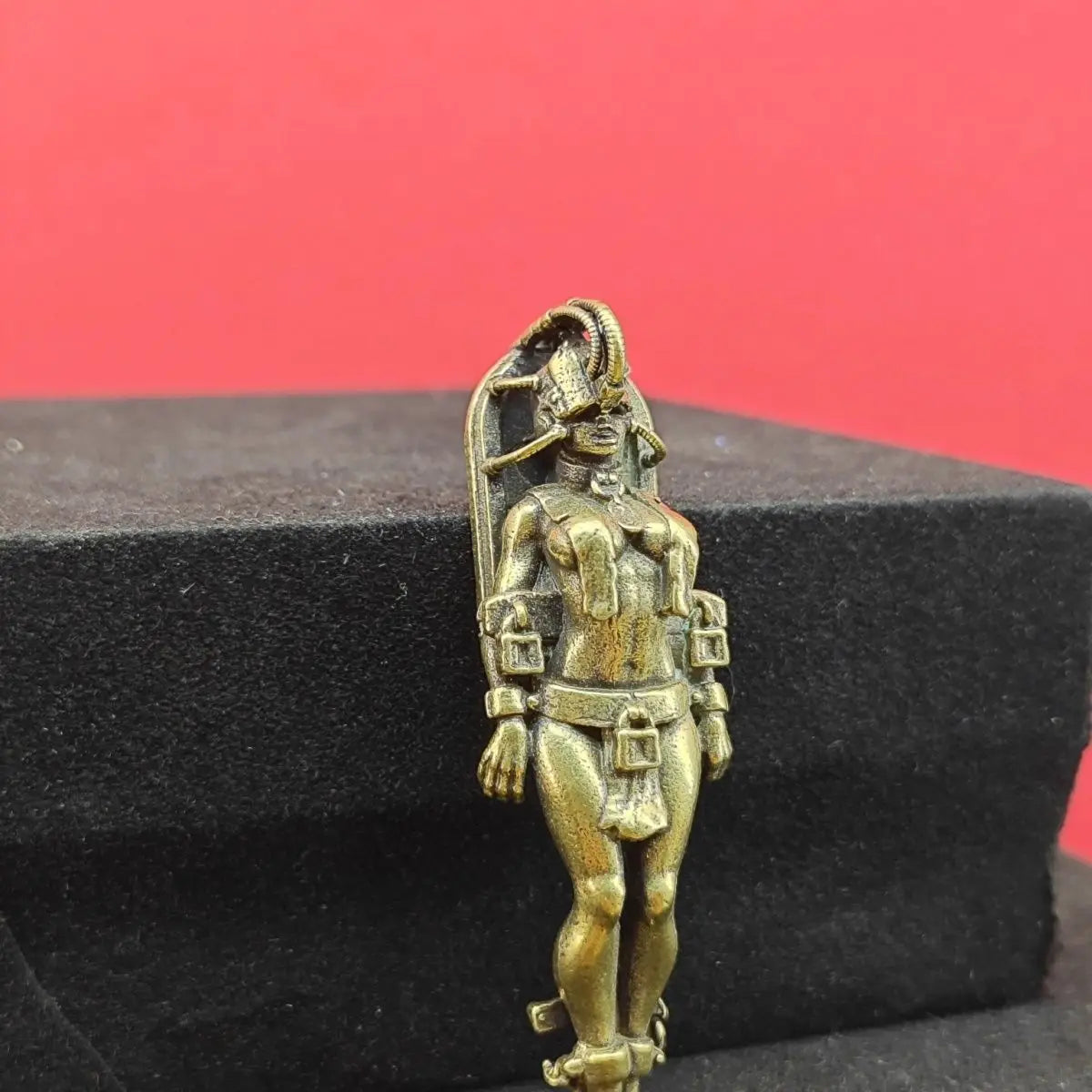 pendentif bronze figurine humaine détails complexes art ancien mythologique suspension boucle