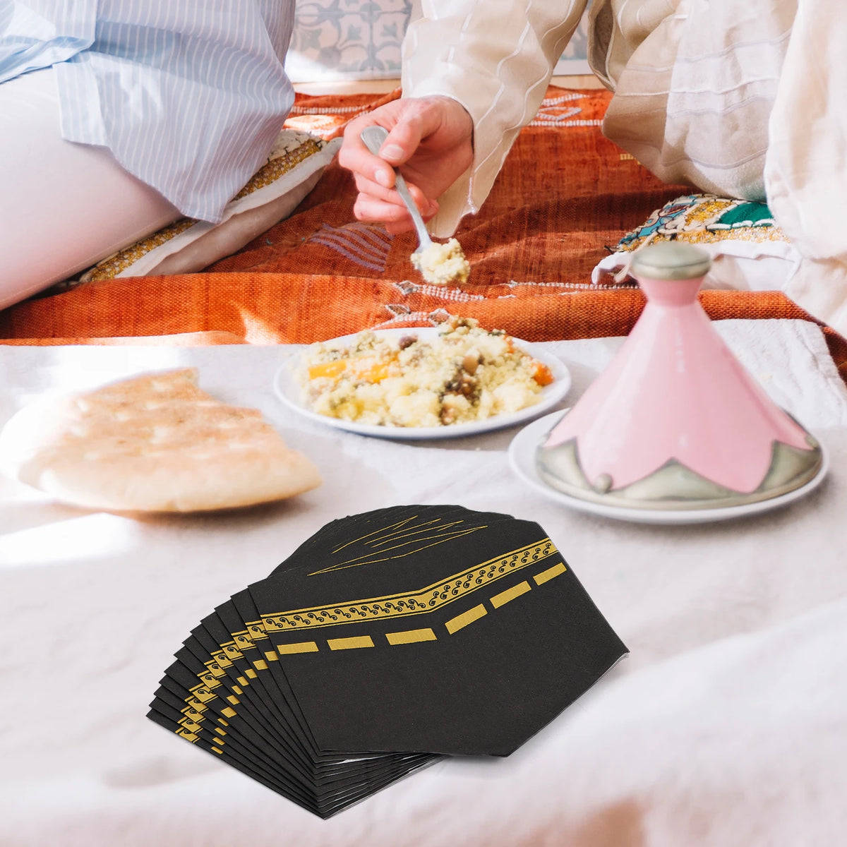 serviettes jetables noires or motifs dorés pack 16 pièces fête moderne