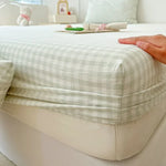 protège matelas carreaux bleu clair gris clair rose clair jaune clair vert clair classique