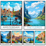 Cette image présente une collection d'illustrations représentant diverses destinations touristiques comme Amsterdam, les fjords de Norvège, Édimbourg, Monaco et la côte d'Amalfi. Chaque illustration met en valeur les paysages caractéristiques et l'architecture typique de ces lieux.