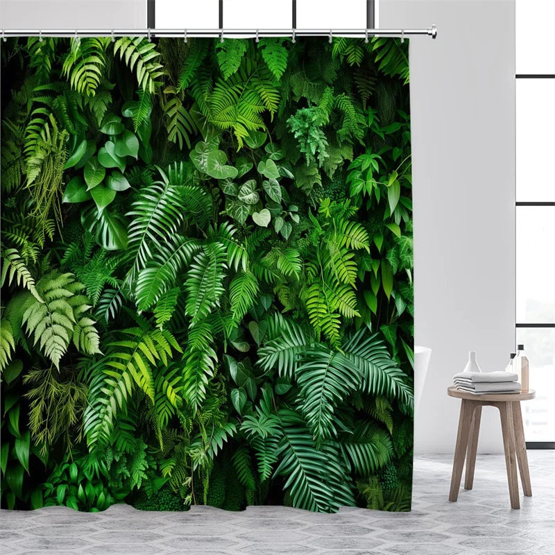 Rideau imprimé effet mur végétal avec feuillage luxuriant, idéal pour une ambiance naturelle et rafraîchissante dans un salon ou une chambre.