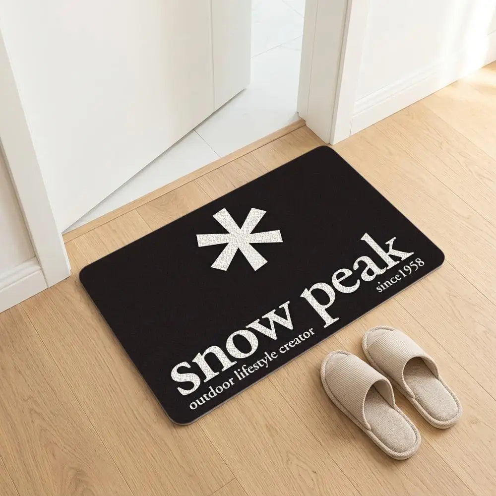 tapis sol noir logo snow peak minimaliste antidérapant bain moderne camping usage