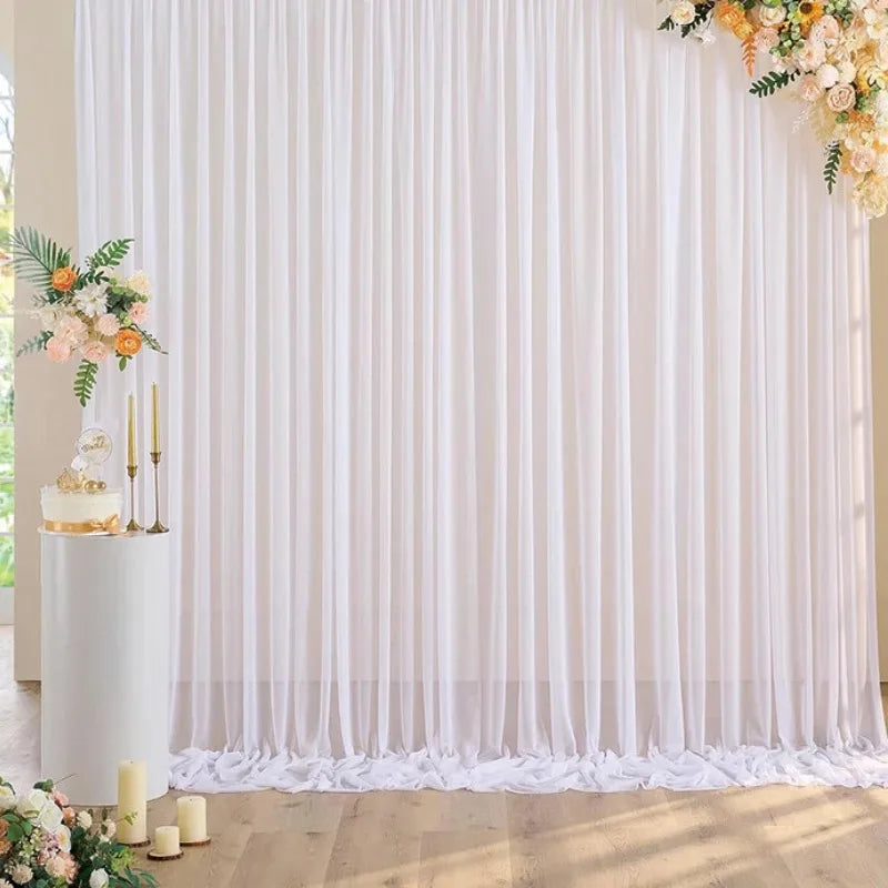 rideau fond blanc plissé semi transparent décoration mariage festif tringle métallique éléments événementiels