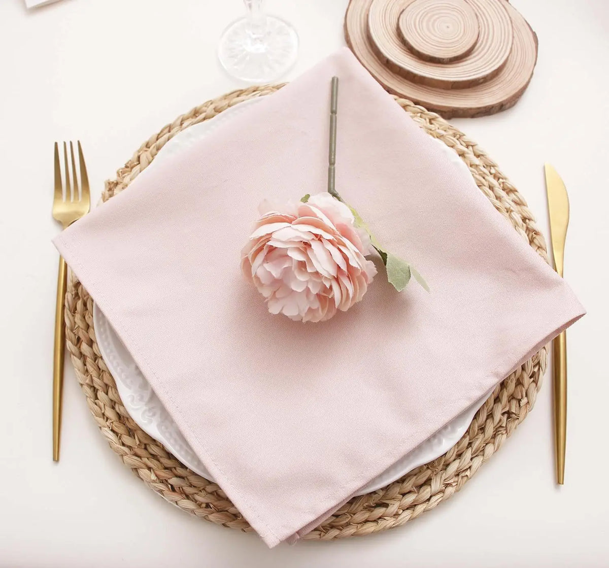 serviettes table vert pastel rose pâle beige clair motif uni classique élégant nœud fleur