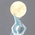 sculpture décorative moderne figure féminine globe lune noir blanc bleu clair résine chambre salon
